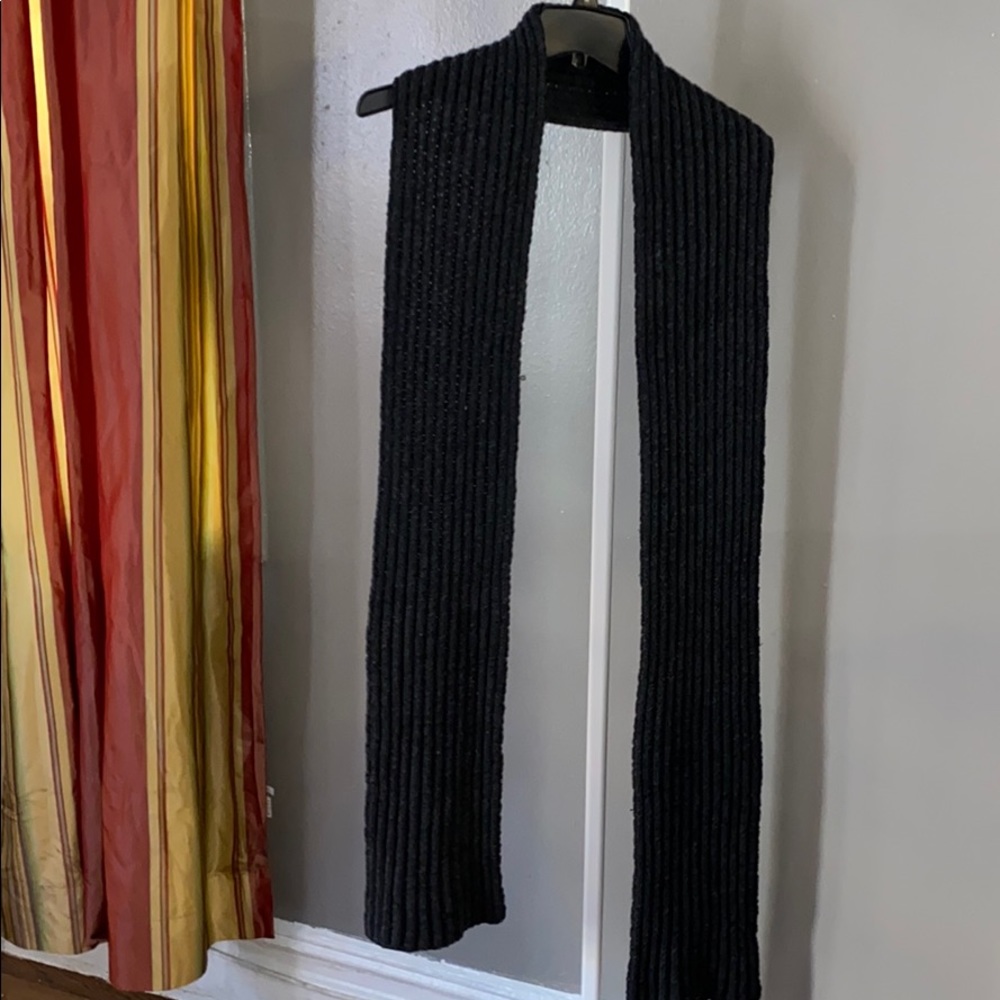 Black ribbed scarf